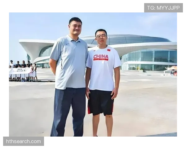 姚明退役后这身材管理也太狠了，饭局上别人喝酒他啃鸡胸肉？